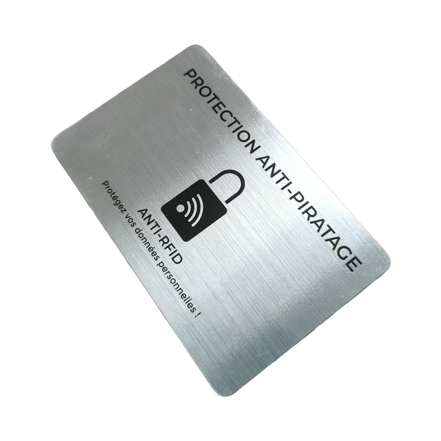 Personalisierte RFID-Karte mit silberner geb&uuml;rsteter Oberfl&auml;che und Logodruck